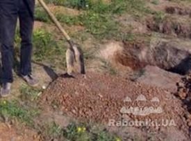 Выкопка ямы под кольца канализации