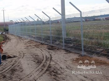 Устройство забора из секционного сварного ограждения