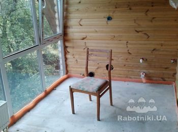 З квітня потрібно зробити кришу, оббити деревом стіни, полакува