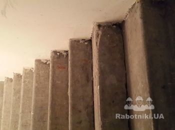 Пределать лестницу,опустить по уровню на ступень ниже