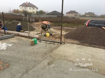 Забор из профнастила с кирпичными столбиками (Новые Петроцы)