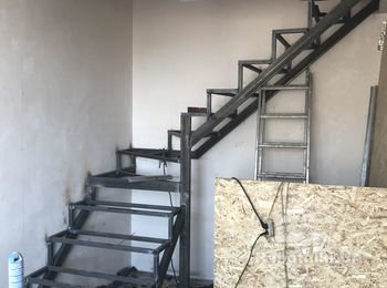 Нужно обшить металлический каркас лестницы на второй этаж двухур