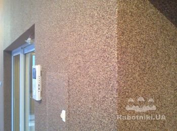 Нанесение мраморной крошки на стены