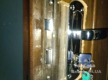 Отрегулировать дверные замки, оббить двери вагонкой