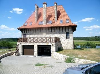 Установка защиты от птиц на черепичную кровлю жилого дома