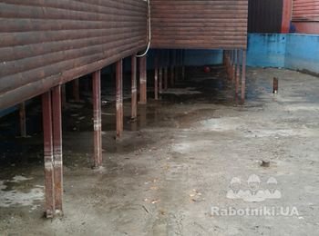 Бетонирование стоек с обрамлением в пластиковую трубу