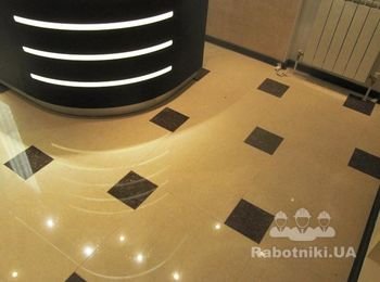 Укладка плитки внутри дома.