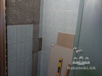 Поклейка плитки и наличника на двери