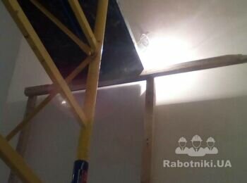 Подвести кабель и установить люстру над лестничным проемом
