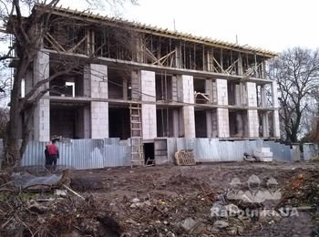 Мурування торгівельного центру.