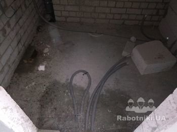 Демонтаж стяжки, устройство штроб для труб