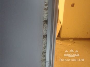 Примкнуть гипсовой отделкой к металлическим дверям