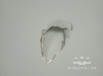 Дыра в стене из гипсокартона (Киев)