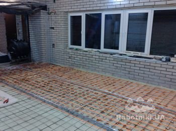 Залить 27 кв. м. стяжки. Маяки выставлены.