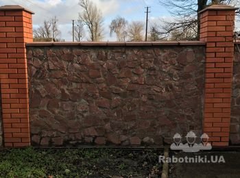 Кладка забора из камня