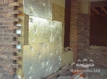 Нужно выложить пристеночное барбекю и камин в доме.