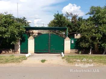 Переделать забор - кирпич, профнастил.