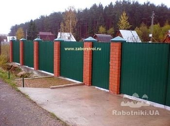 Забор из профнастила с кирпичными столбами 20 м