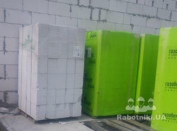 Каменщик газоблок, кирпич уменьшить дверной проем.