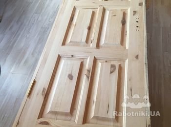 Установка двери с обсадной коробкой в срубе
