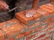 Нужен каменщик или каменщики.