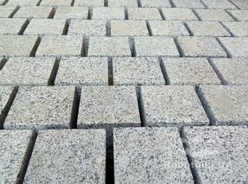 Укладка гранитной брусчатки.