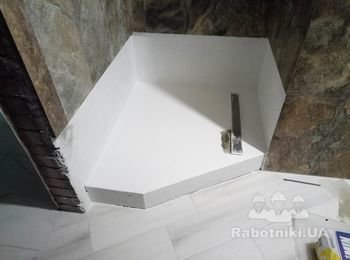 Покласти плитку на піддони двох душів