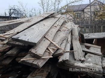 Работа по распилу досок на дрова