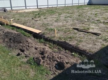 Опалубка, столбы, заливка бетона из миксера