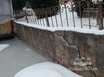 Укрепление подпорной стенки вдоль озера