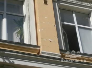 Требуется реставрация фасада и его покраска