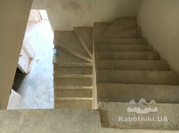 Деревянная лестница с перилами на монолитное основание