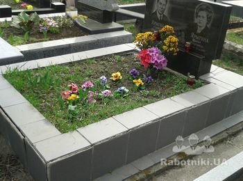 Облицовка плиткой цоколя надгробия