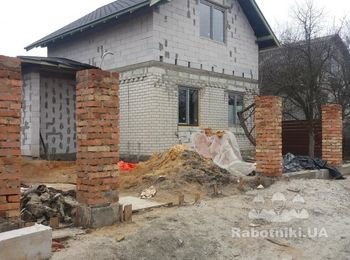 Облицовка столбов и фундамента забора