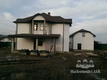 Облицовка плоским камнем фасада дома и колон.