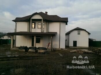 Облицовка плоским песчаником фасада дома и колон.