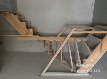 Лестница в трехуровневую квартиру