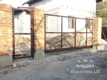 Облицовка столбов и фундамента забора (Киев)