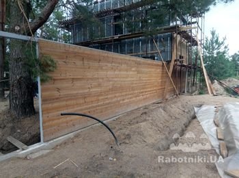 Облицовка фасадной доской забора в Вышгороде