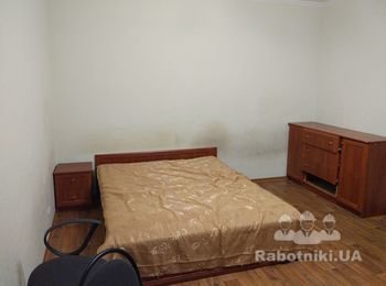 Фарбування шпалер на стінах, дверей