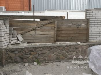 Выложить забор из кирпича