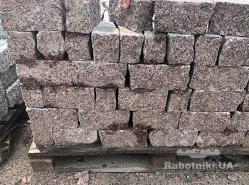 Возведение забора из гранитной шашки