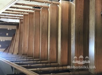 Нужно пошкурить лестницу и вскрыть лаком