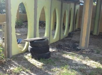 Подсобники или мастера на ремонт детских площадок