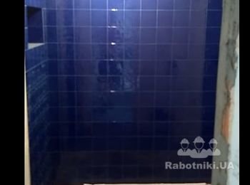 Укладка плитки на подиум в зоне душа с вмонтированным сифоном