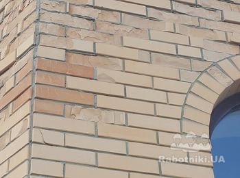 Штукатурка фасада дома и забора, покрытие гранитной крошкой