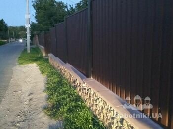 Кладка забора из бута. Ширина 40см Высота 70см длина 15м