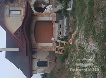 Пандус в гараж дома из бетона.