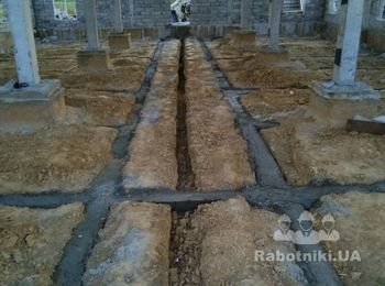Залить бетонную плиту (подушку) с миксера без опалубки 100м3