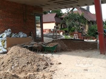 Перевозка на тачке грунта в Киеве.